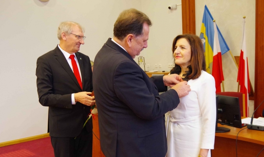 Medal wręczył Zbigniew Ziejewski.