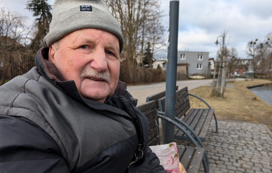 Pan Ryszard jest niezawodny. Czy to słońce, czy deszcz albo śnieg – codziennie pokonuje swoją trasę i dokarmia dzikie i wolno żyjące zwierzęta. I robi tak już od 20 lat!