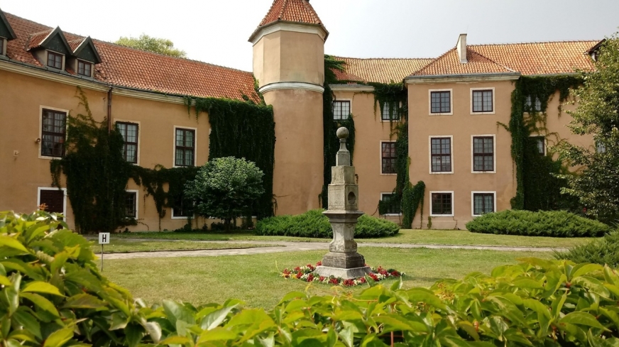 Odrestaurowany pałac Dohnów – siedziba muzeum.