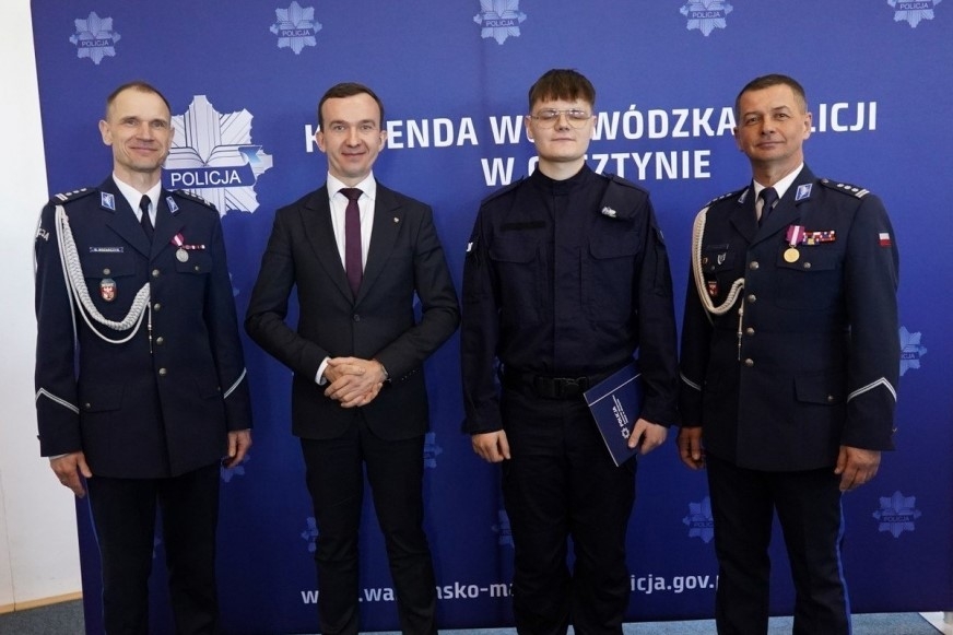 Nowy policjant KPP w Iławie w towarzystwie komendanta policji w Iławie insp. Mirosława Mozarczyka, komendanta wojewódzkiego insp. Mirosława Elszkowskiego oraz wicewojewody Mateusza Szauera.