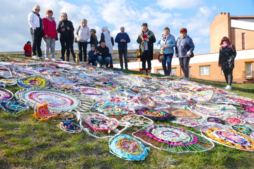 Na wernisażu pod wieżą ciśnień, gdzie mandala pokoju została zaprezentowana w kwietniu 2022 roku.