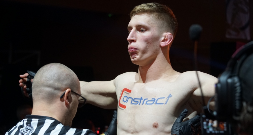 Łukasz Makowski tuż przed wejściem do oktagonu w czasie gali Winner MMA w Iławie