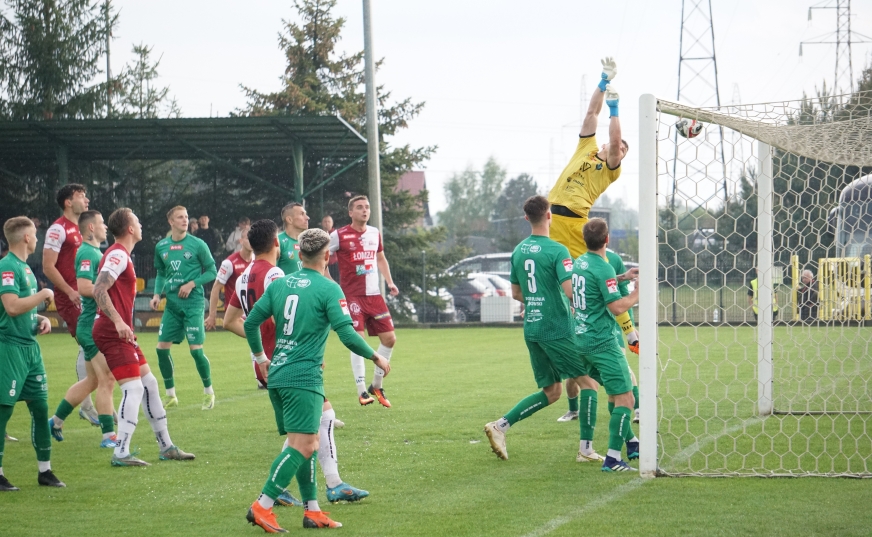 Piłka mija właśnie Kacpra Włodarczyka, bramkarza GKS-u Wikielec. W ten sposób, bezpośrednio z rzutu rożnego (!) gola dla ŁKS-u Łomża zdobył Bartłomiej Olszewski 