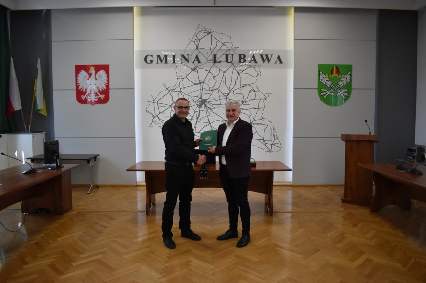 Wojciech Laskowski i Tomasz Ewertowski - umowa na przebudowę dróg gminnych w Rożentalu podpisana.