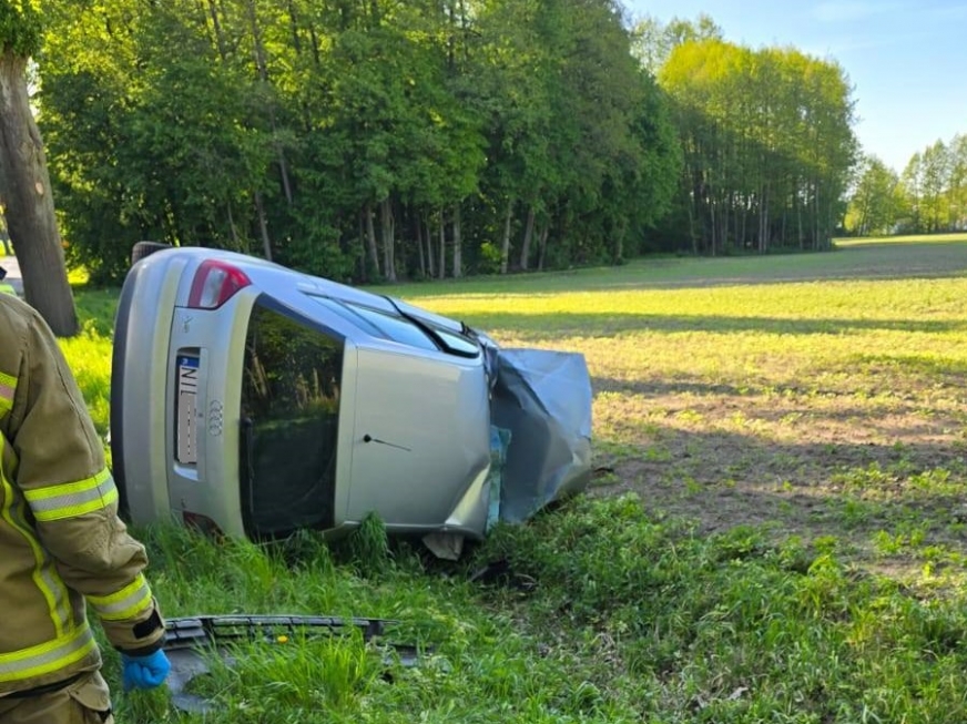 Dachowanie Audi na DW521. 18-latek z drobnymi obrażeniami i mandatem.
