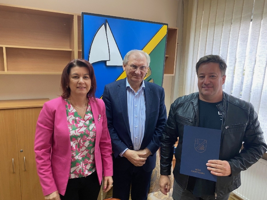 Umowy z przedstawicielami organizacji pozarządowych podpisał Wójt Gminy Iława Krzysztof Harmaciński. Na zdjęciu także skarbnik gminy Marlena Baranowicz-Rak oraz Tomasz Syguła, prezes Ochotniczej Straży Pożarnej w Iławie.
