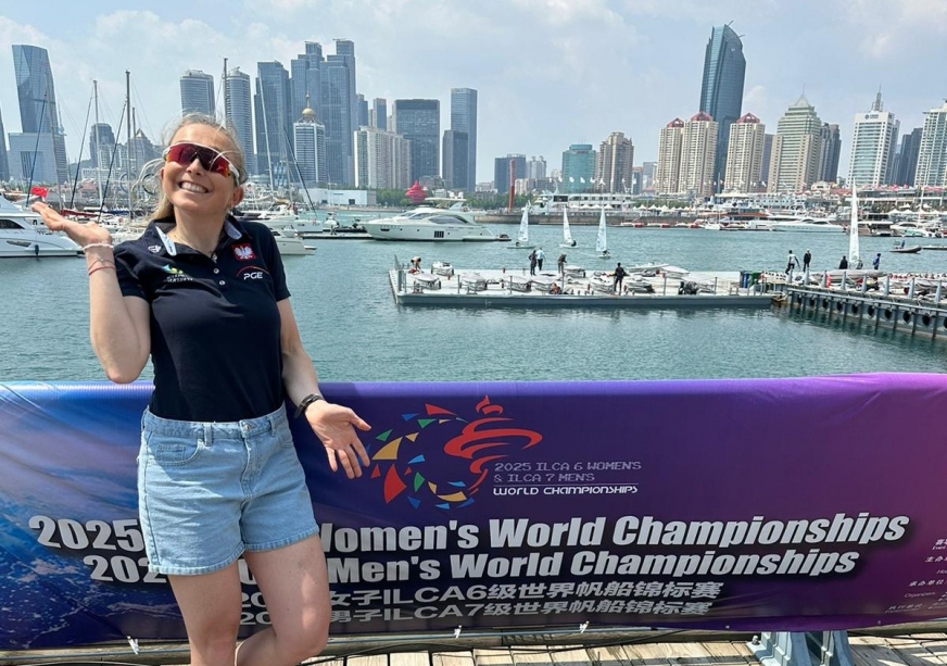Żeglarka Agata Barwńska (SSW MOS Iława) pozdrawia z Qingdao, gdzie odbędą się mistrzostwa świata w klasie ILCA 6