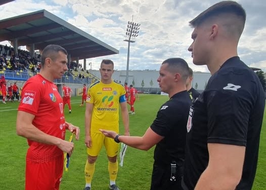 Daleki wyjazd – wysoka przegrana. Nieudana niedziela GKS-u Wikielec.