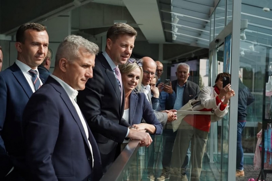 Pierwszy dzień wizyty delegacji z Powiatu Hof w Powiecie Iławskim rozpoczął się od Lubawy. Na zdjęciu delegacje w odrestaurowanym Zamku Biskupów Chełmińskich w Lubawie, który dziś służy mieszkańcom miasta jako Lubawskie Centrum Aktywności Społecznej