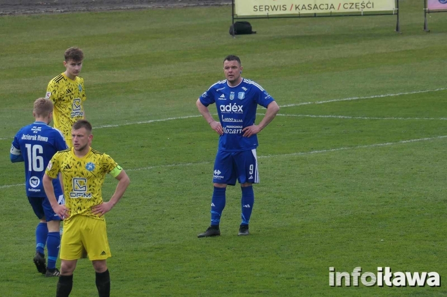 Dawid Janczyk w trakcie meczu Jezioraka. Dziś (wtorek 20 maja) klub poinformował o rozstaniu z napastnikiem