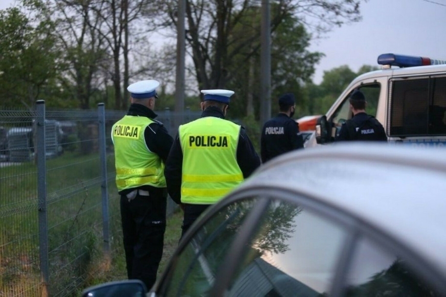 Kompletnie pijany kierowca w audi uderzył w słup, potem w drzewo. Zatrzymała go policja.