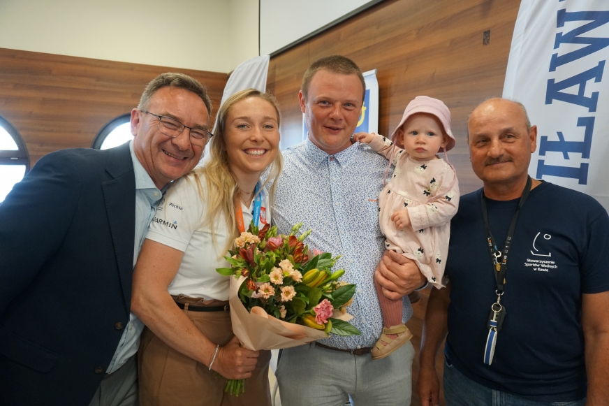 Rodzina SSW MOS Iława z mistrzynią! Od lewej: Robert Szklanny (pierwszy trener Agaty Barwińskiej), Agata Barwińska, prezes SSW MOS Adam Liedtke z córką Gabrysią oraz Wojciech Janusz, trener klasy ILCA6 w iławskim klubie