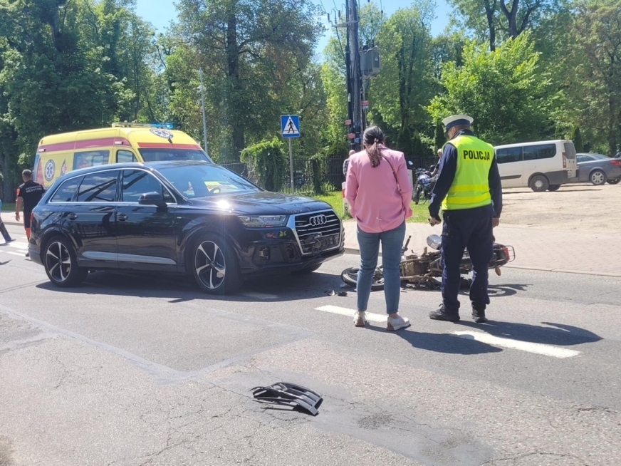 Niedzielna kolizja na ulicy Pieniężnego w Suszu. Kierujący motorowerem - podobnie zresztą jak pasażer jednośladu - nietrzeźwy.
