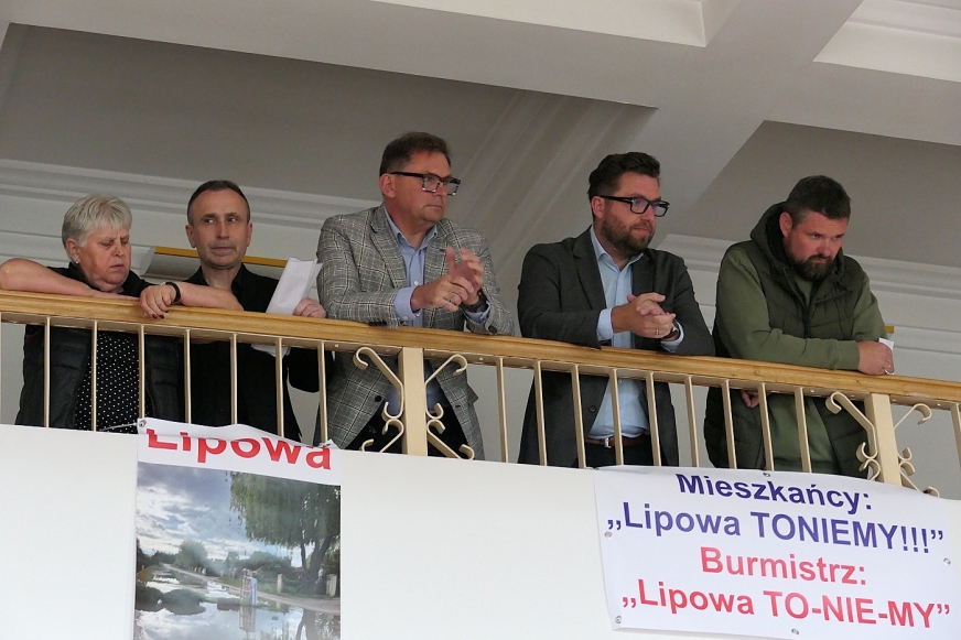 Mieszkańcy ulicy Lipowej i transparenty, które przynieśli ze sobą na sesję.