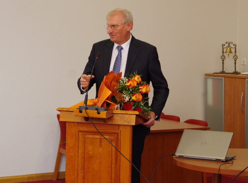 Wójt Krzysztof Harmaciński na absolutoryjnej sesji Rady Gminy Iława.