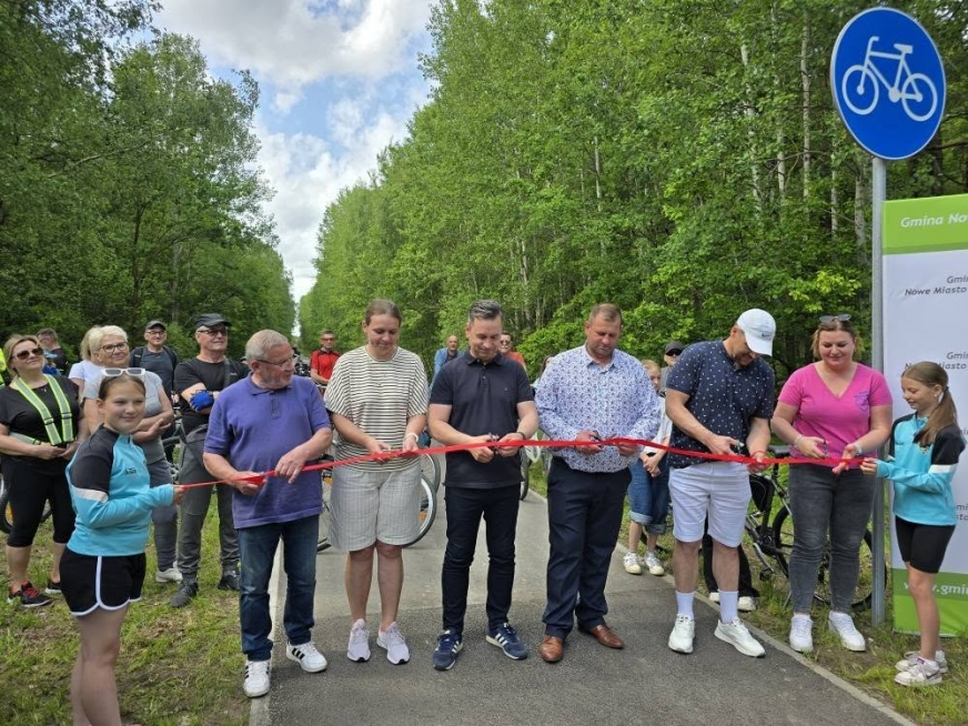 Chwila przecięcia wstęgi -