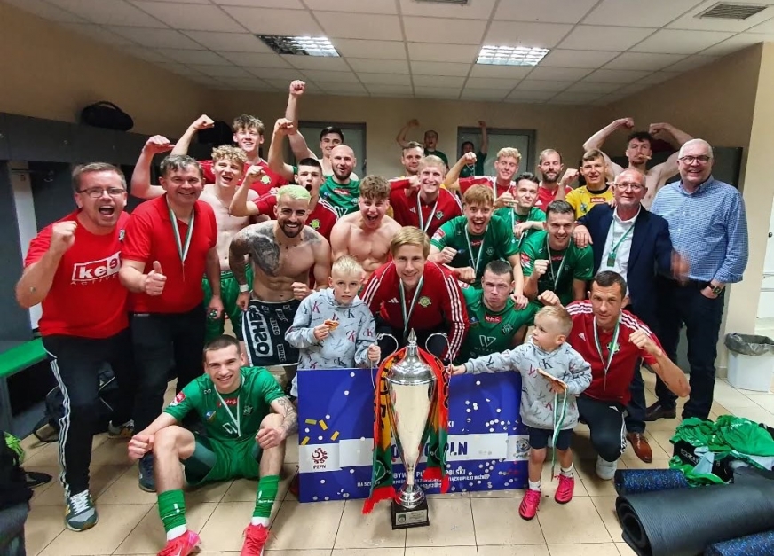 Radość zespołu GKS Wikielec po zdobyciu Wojewódzkiego Pucharu Polski