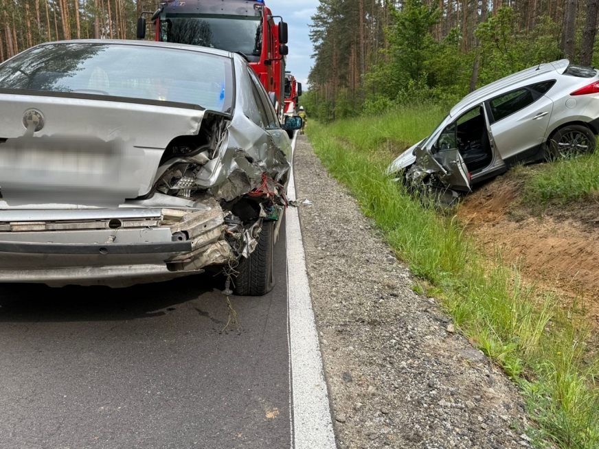 Dwa rozbite auta - weekend zaczyna się od groźnie wyglądającej kraksy na wojewódzkiej drodze!