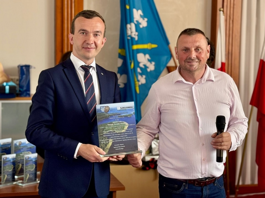 Od lewej: Wicewojewoda Warmińsko-Mazurski Mateusz Szauer i Komendant Społecznej Straży Rybackiej Powiatu Iławskiego Jacek Czychewicz.