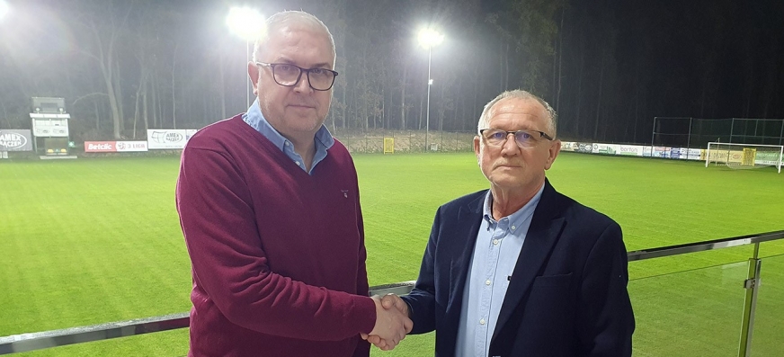 Wojciech Tarnowski (z lewej) oraz Krzysztof Bączek chwilę po tym, jak iławianin został dyrektorem sportowym klubu z gminy Iława