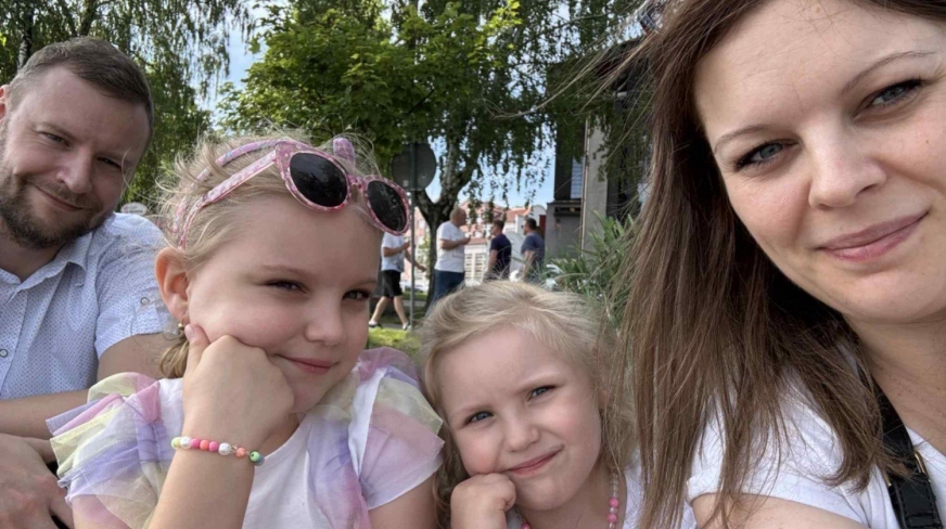 Kochająca żona i dwie wspaniałe córki czekają na powrót Karola do zdrowia.