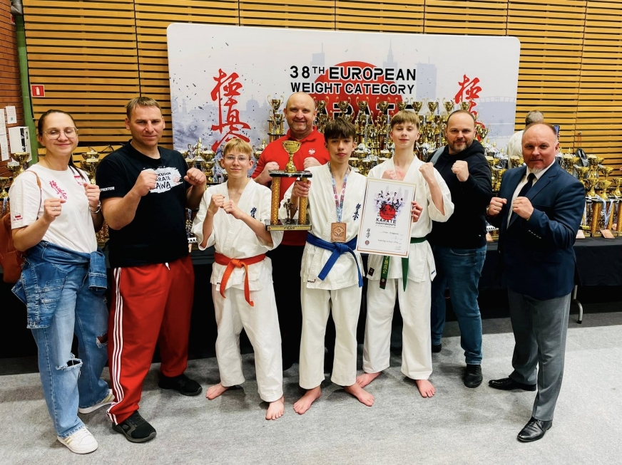Karatecy Iławskiego Klubu Kyokushin Karate oraz ich trenerzy i rodzice tuż po zakończeniu mistrzostw Europy