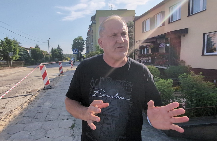 Iławianin Paweł Szalkowski i skarga na remont na ulicy Smolki w Iławie.