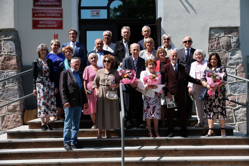 Pamiątkowe zdjęcie zlotu 2025r. - to spotkanie odbywa się 50 lat po maturze!