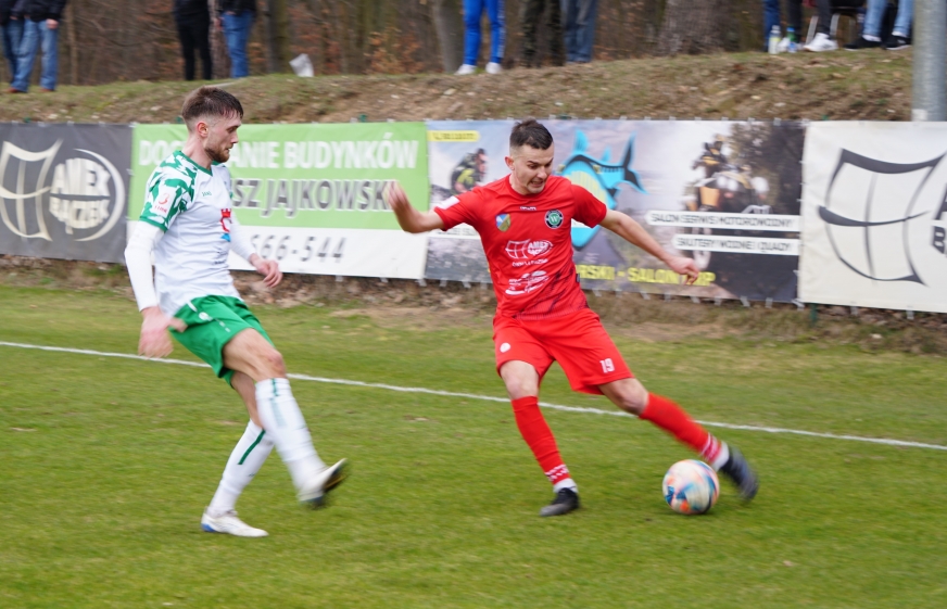 Michał Jankowski (z prawej strony) w barwach GKS-u Wikielec w trakcie meczu ze Świtem Nowy Dwór Maz.