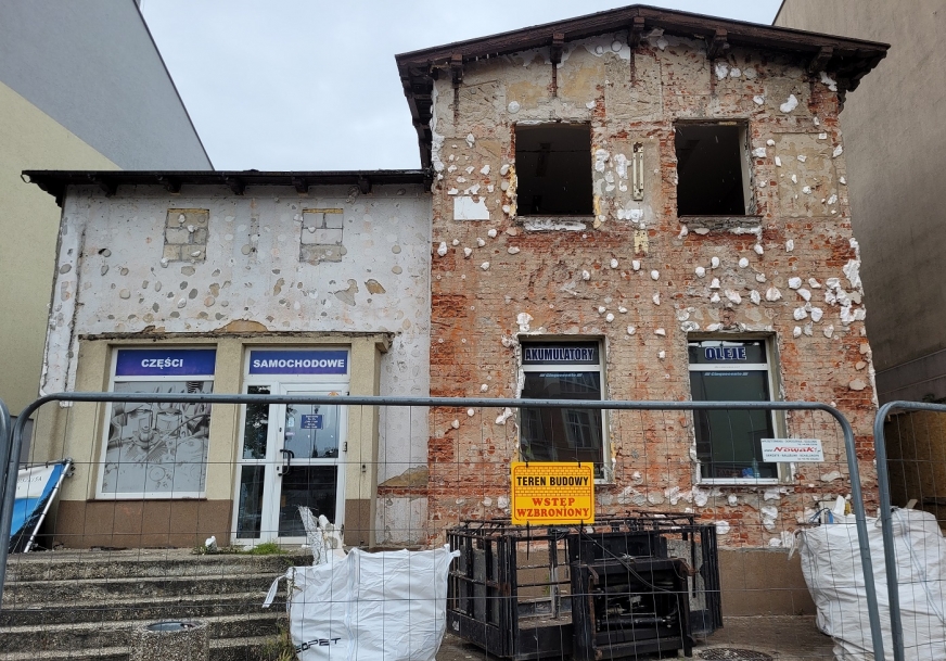 Teren wokół budynku przy ul. Kościuszki 5 został niedawno zagrodzony