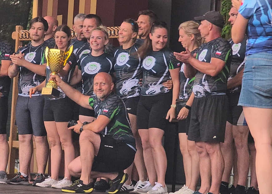 Radość podczas ceremonii medalowej. Smocza ekipa Champions Team and Friends najlepsza na sobotnich świątecznych regatach w Iławie.