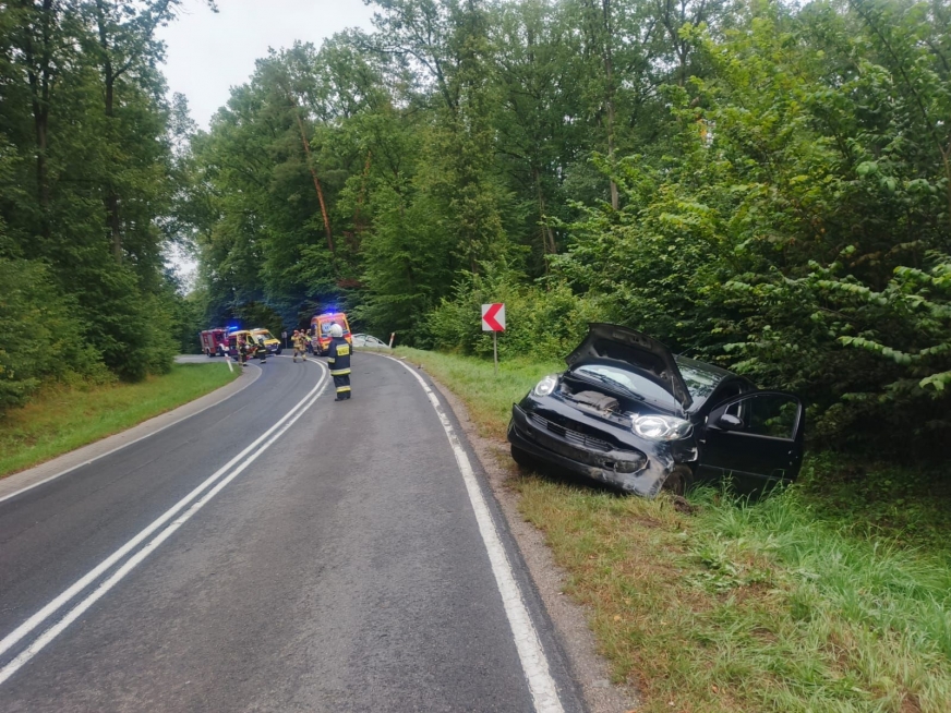 Rozbite samochody na miejscu piątkowego wypadku na DK-16 w Stradomnie.