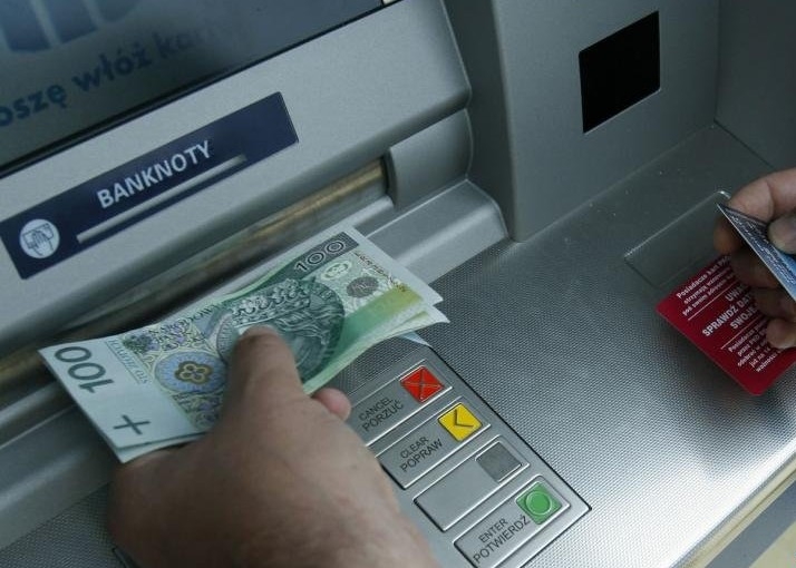 Na koncercie zginęła jej karta. Sprawca włamał się na konto aż 13 razy!