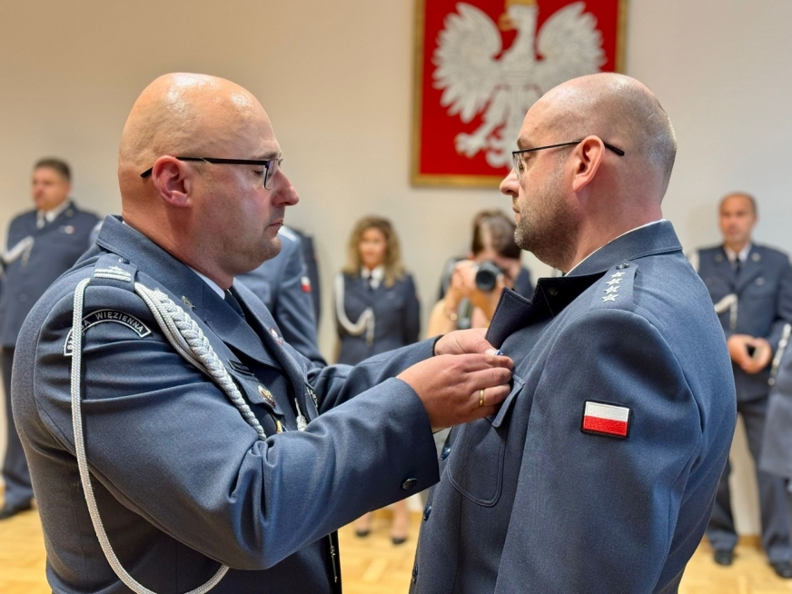 Odznaczenia i awanse - na zdjęciu jeden z uhonorowanych funkcjonariuszy i Dyrektor Zakładu Karnego mjr Gaweł Gałdziński.