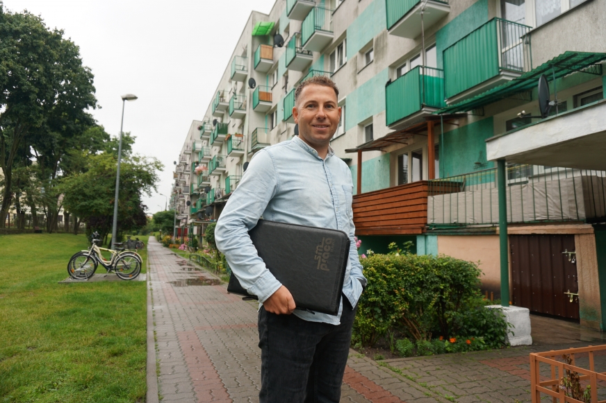 Patryk Wodzicki w roli... kierownika osiedla. Tu akurat przed