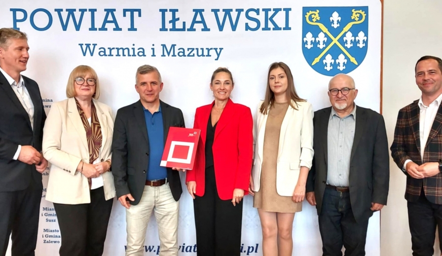 Od lewej: Bogusław Markowicz, dyrektor Rozwoju Regionu Banku Gospodarstwa Krajowego, Beata Szoka, Skarbnik Powiatu Iławskiego, Bartosz Bielawski, Starosta, Joanna Łabanowska, dyrektor Rozwoju Regionu ds. projektów strategicznych, Iwona Sadowska, pracownik Wydziału Rozwoju i Zarządzania Projektami, Maciej Rygielski, Michał Młotek.