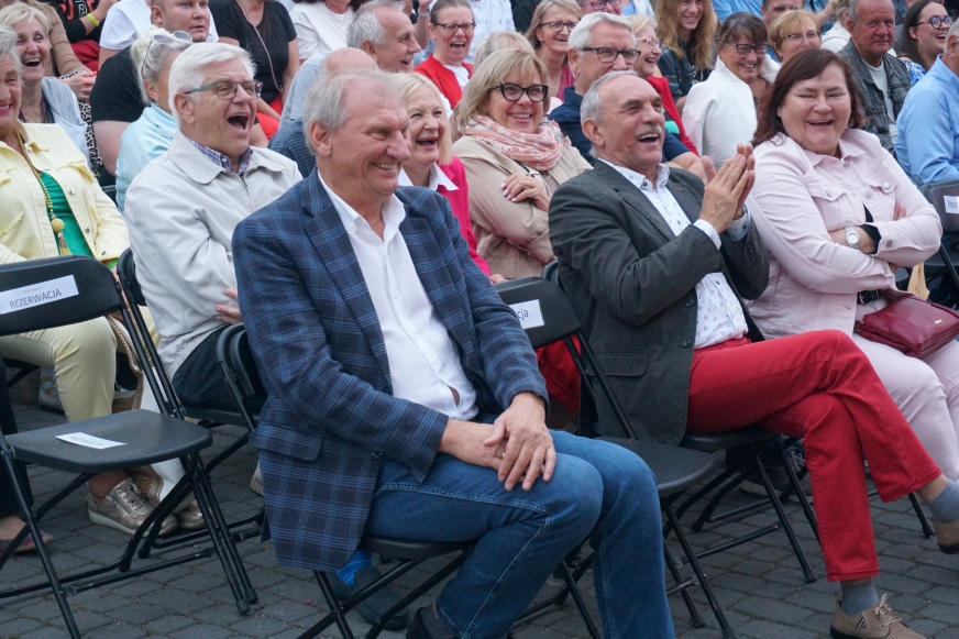 Tu akurat wójt gminy Iława, Krzysztof Harmaciński, Jan Szynaka i reszta publiki po słowach Marcina Dańca, który mówi właśnie o dziurawej drodze do Siemian...