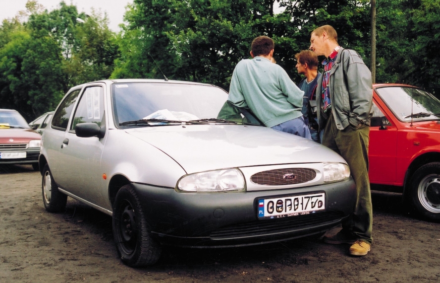Ford Fiesta (z przodu) czy może jednak Opel Kadet (z tyłu)? Zdjęcie z iławskiej giełdy