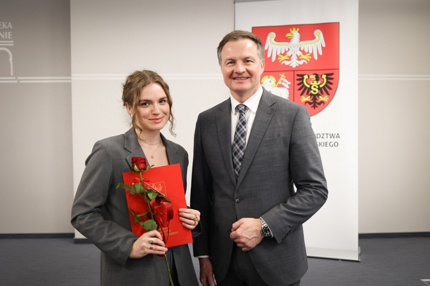 Paulina Kalman na zdjęciu z marszałkiem województwa Marcinem Kuchcińskim.