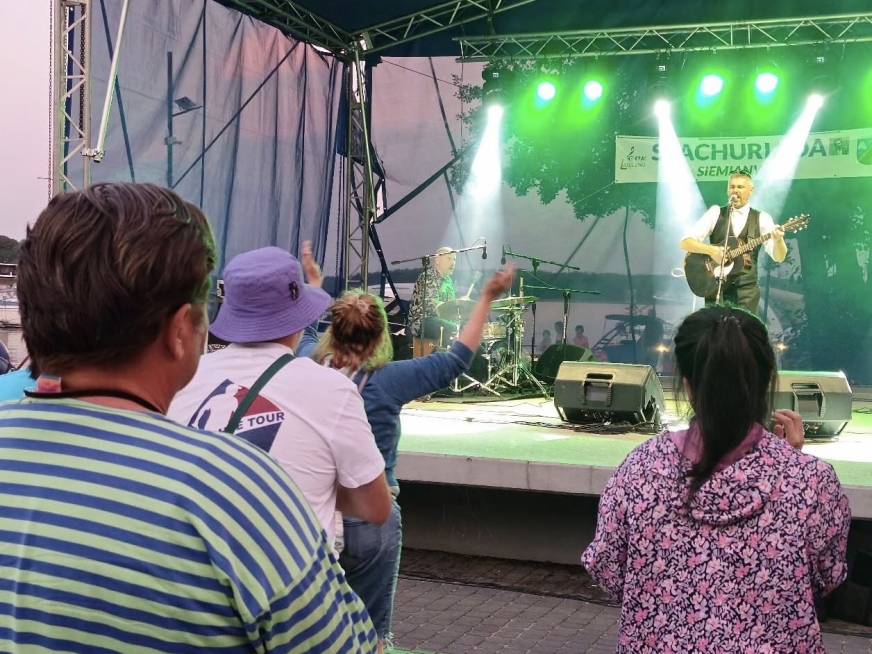 Muzyczne i poetyckie wspomnienie Edwarda Stachury – w siemiańskim amfiteatrze.