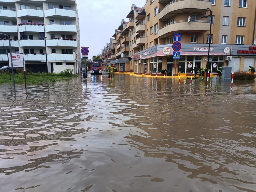 Dramatyczna sytuacja powodziowa w Elblągu i gminie Tolkmicko. Na pomoc wyjechał m.in. pluton ratowniczy Iława.