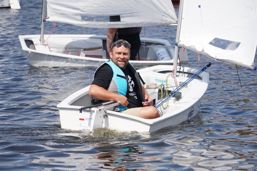 Iławianin Marek Pawłowski na pokładzie malutkiej Optimistki. Pomyślnych wiatrów dla wszytskich uczestników Yellow Cup 2025!