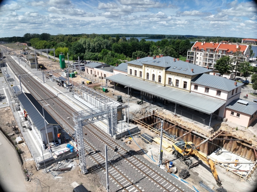 Gigantyczna inwestycja kolejowej spółki PKP PLK w sąsiedniej Ostródzie osiągnęła półmetek. Zobaczcie, jaką tutejsza stacja przechodzi metamorfozę.