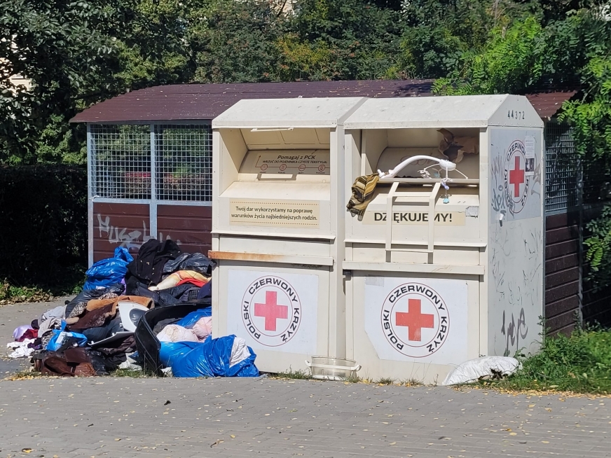 Kontenery PCK są używane zgodnie z przeznaczeniem? Czasem zdjęcie mówi więcej niż tysiąc słów... Ulica Obrońców Westerplatte w Iławie.