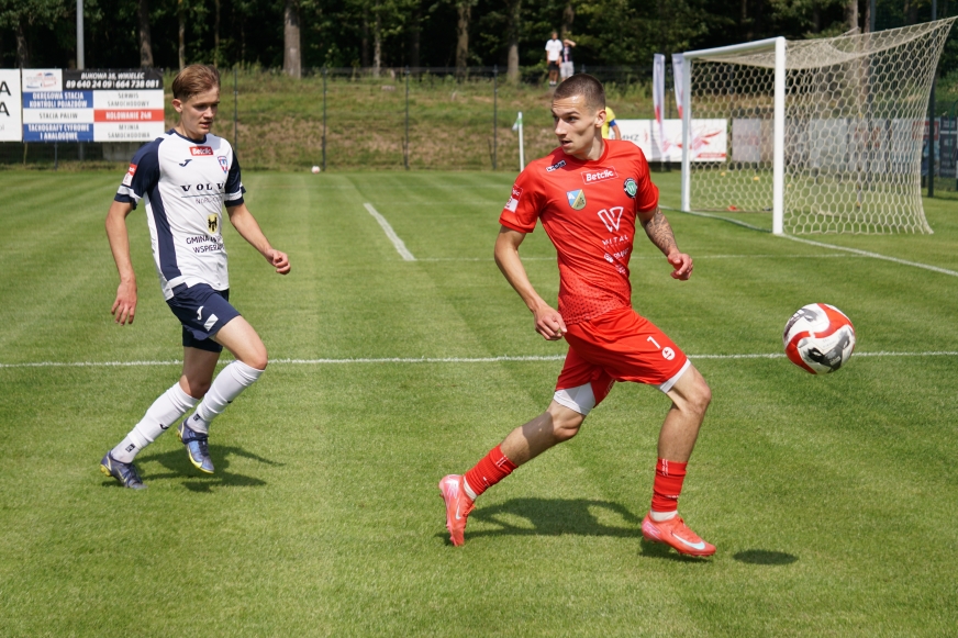 Maddox Sobociński (przy piłce, tu w trakcie meczu z KS Wasilków) zdobył gola na 1:0 w pojedynku GKS-u Wikielec z Bronią Radom
