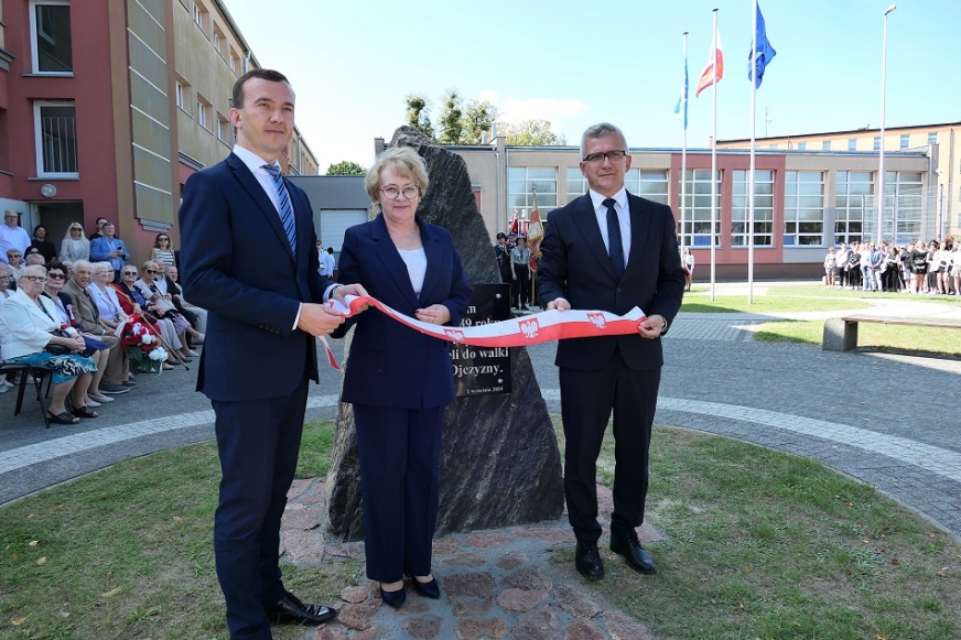 Pamiątkową tablicę odsłonili (od lewej): wicewojewoda Mateusz Szauer, dyrektor ZS Elżbieta Gościńska i starosta Bartosz Bielawski.