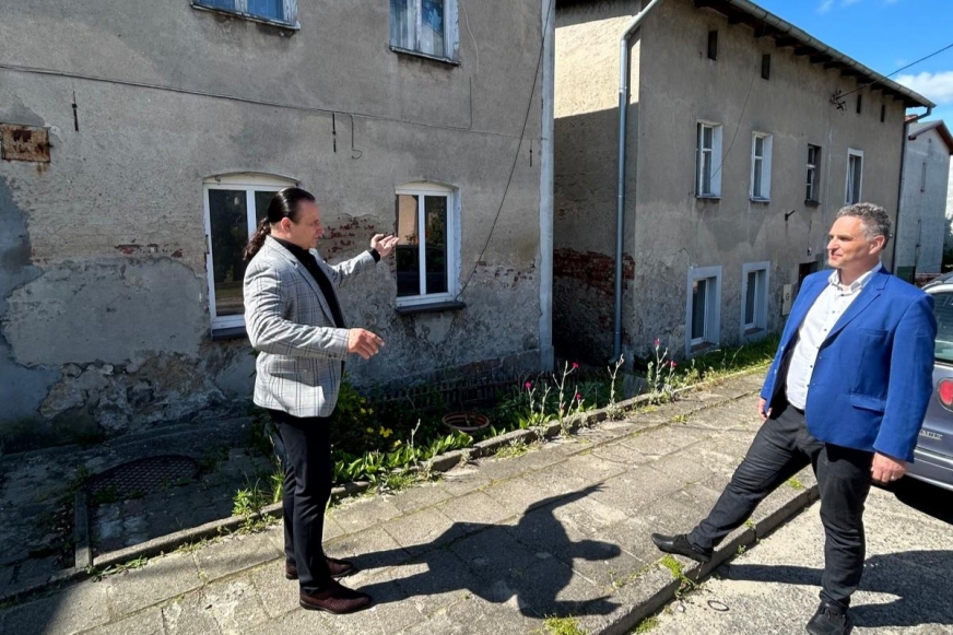 Prezes spółki SIM KZN Pojezierze Rafał Ryszczuk i zastępca burmistrza Krzysztof Portjanko na ulicy Polnej, gdzie ma być realizowana inwestycja SIM.
