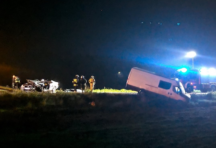 Osobowy Mercedes zderzył się czołowo z busem, którym jechało aż 9 osób!