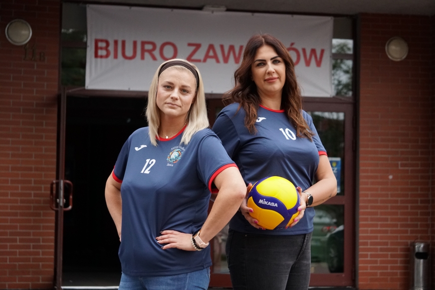 Karolina Mróz-Tułodziecka i Kamila Bednarska przed halą miejską, gdzie zespół Miss Volley Iława prawdopodobnie grać będzie mecze ligowe