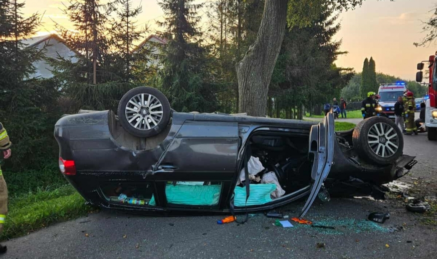 Rozbity Volkswagen po dachowaniu w gminie Zalewo.